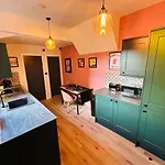 Park Mount Residences - Boutique 1 Bedroom In With Free Parking